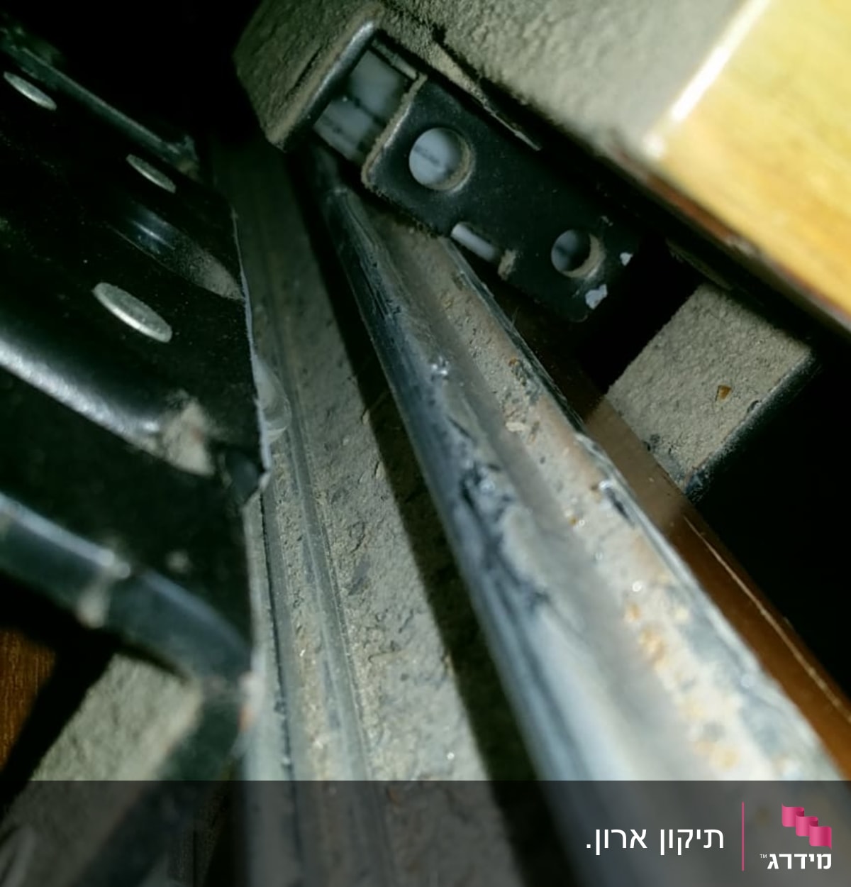 מסילת מתכת עם ברגים וחלקי עץ